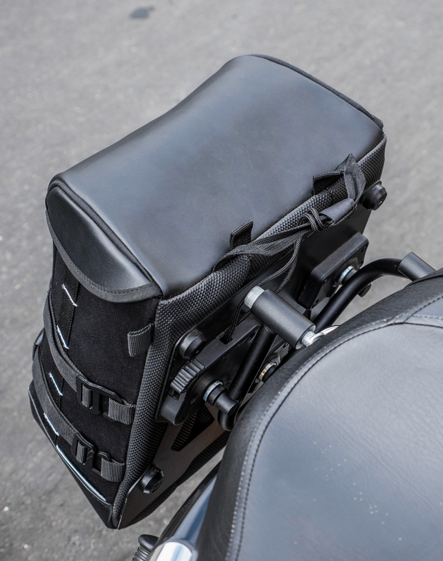 15L - Incognito Quick-Mount Medium Solo Saddlebag (Right Only) for Harley Sportster 1200 Low XL1200L v3