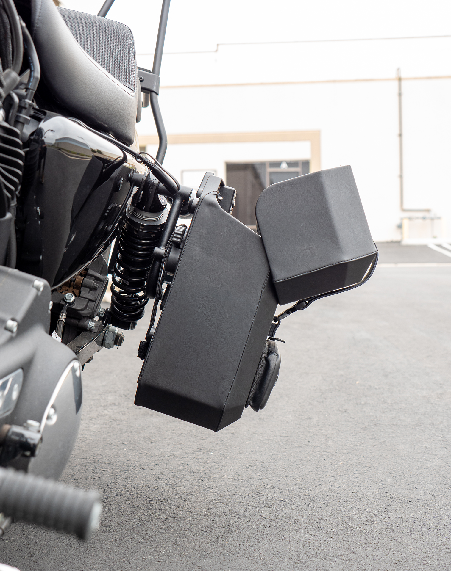 15L - Outlaw Quick Mount Medium Harley Sportster Forty Eight 48 Hard Solo Saddlebag (Left Only)