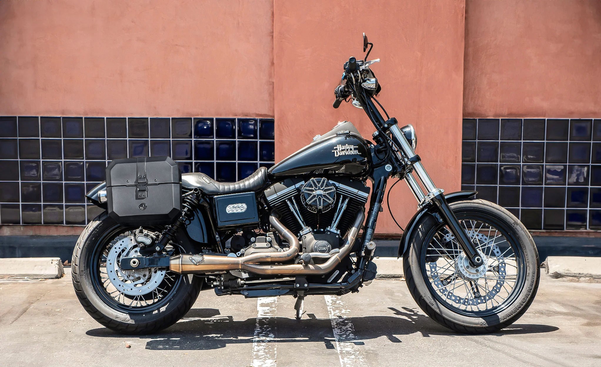 10L - Outlaw Quick Mount Small Harley Dyna Street Bob FXDB Solo Hard Saddlebag (Right Only) @expand