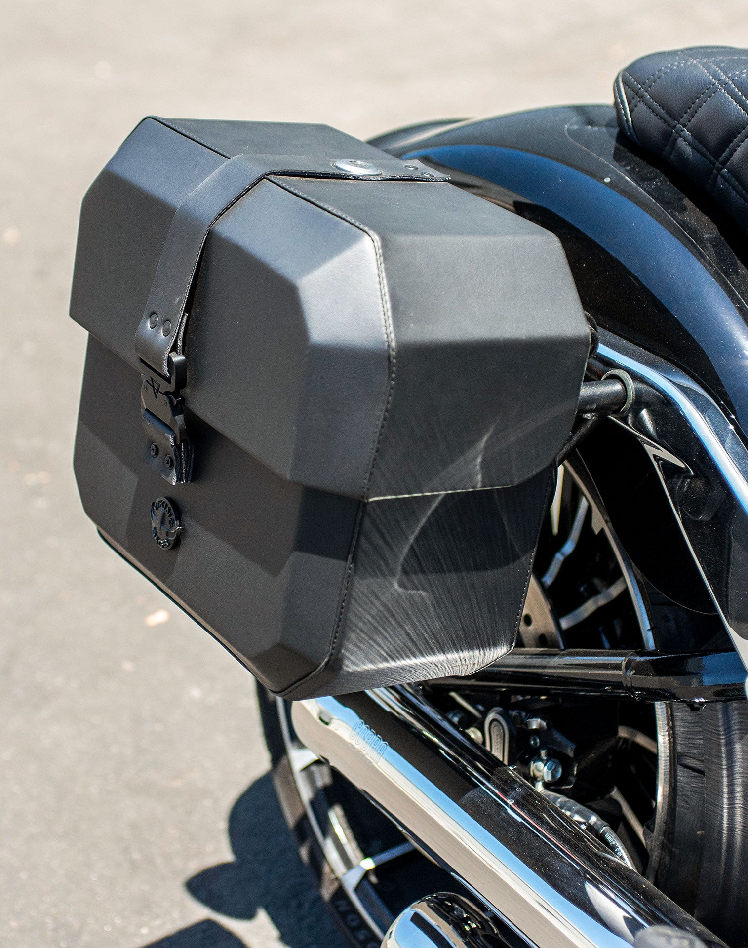 10L - Outlaw Quick Mount Small Harley Softail Breakout FXBR/S Solo Hard Saddlebag (Right Only) Vertical  3
