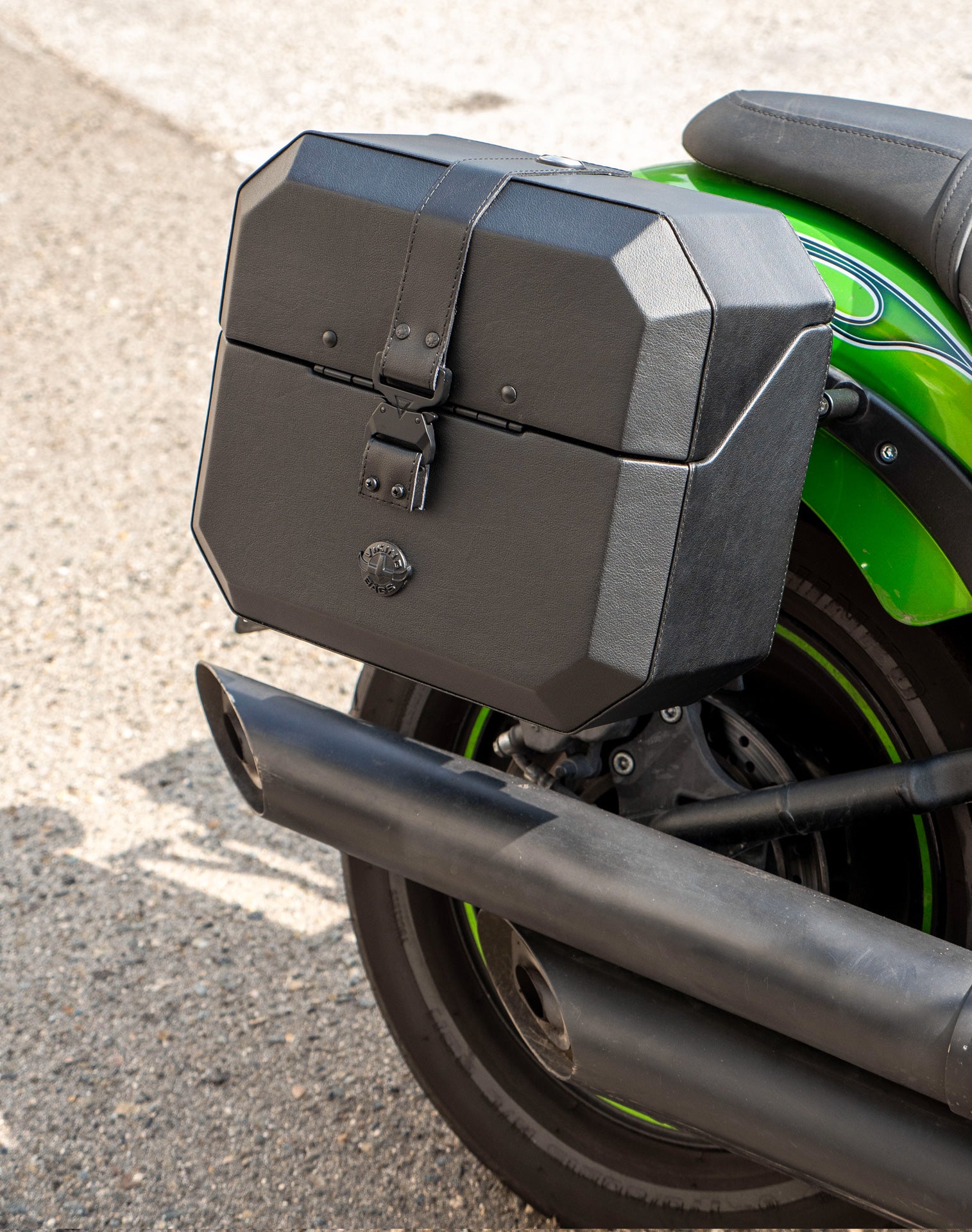 10L - Outlaw Quick Mount Small Kawasaki Vulcan 900 Custom Solo Hard Saddlebag (Right Only) v2