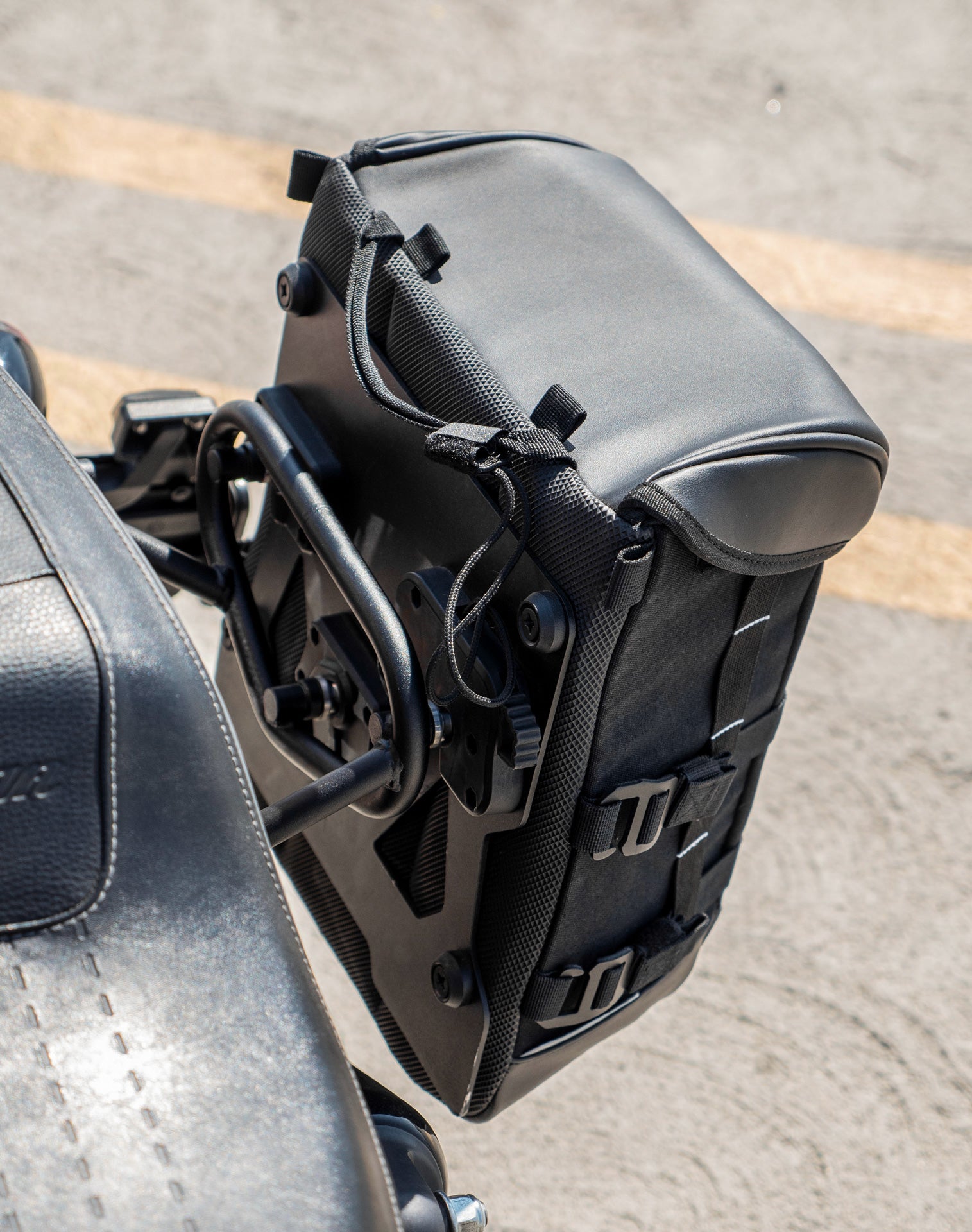 15L - Incognito Quick-Mount Medium Indian Chief Dark Horse (2022+) Solo Saddlebag (Left Only) v2