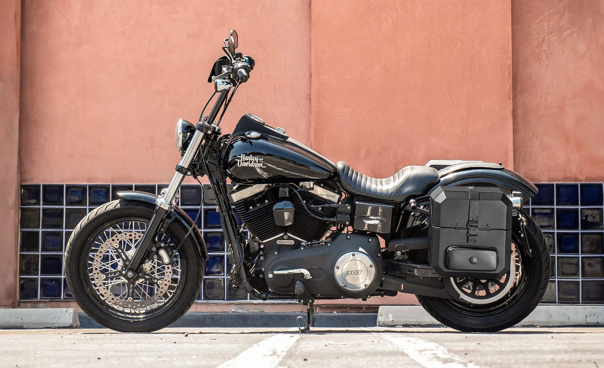 15L - Outlaw Quick Mount Medium Harley Dyna Street Bob FXDB Hard Solo Saddlebag (Left Only) @expand