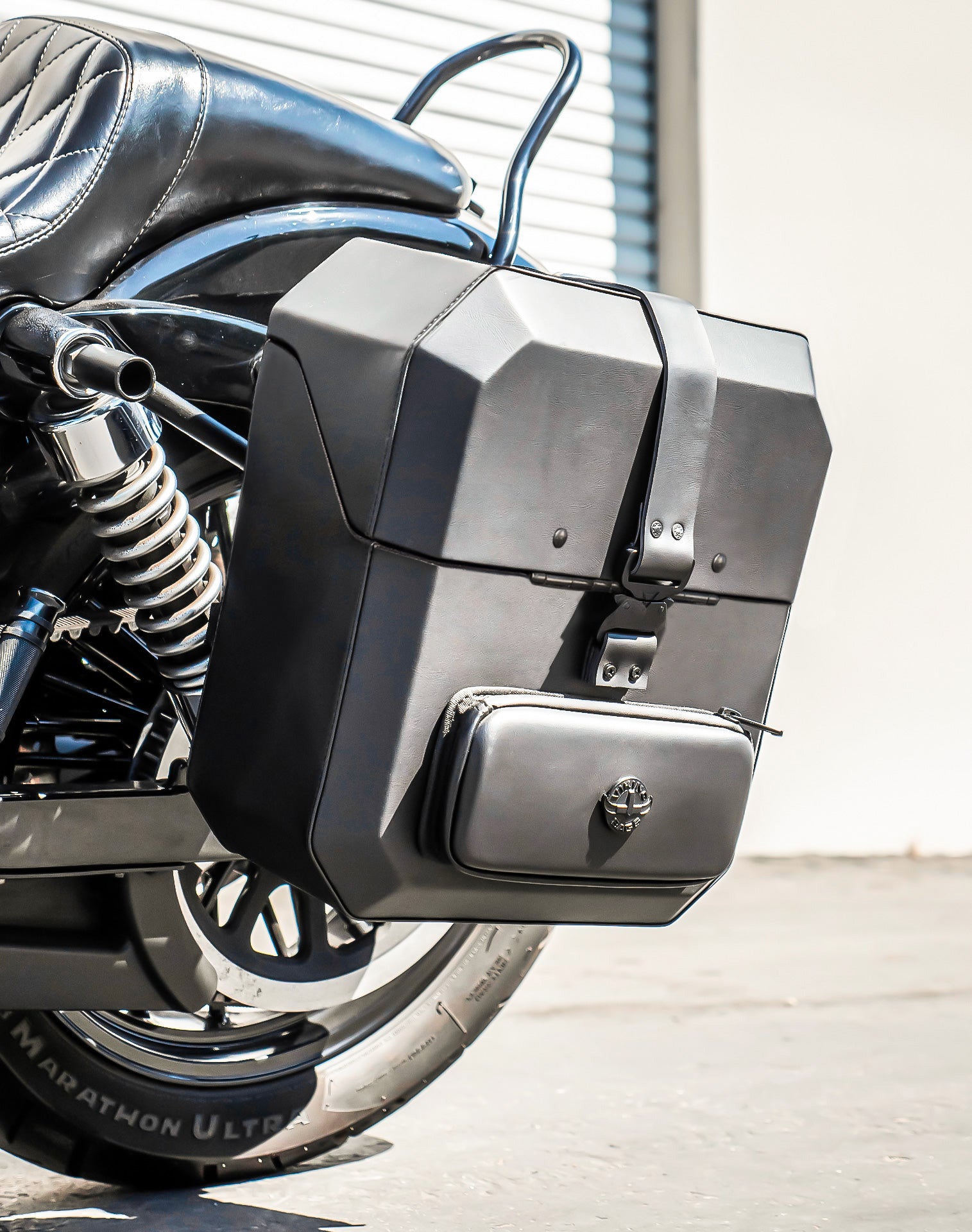 15L - Outlaw Quick Mount Medium Harley Dyna Wide Glide FXDWG Hard Solo Saddlebag (Left Only) v2