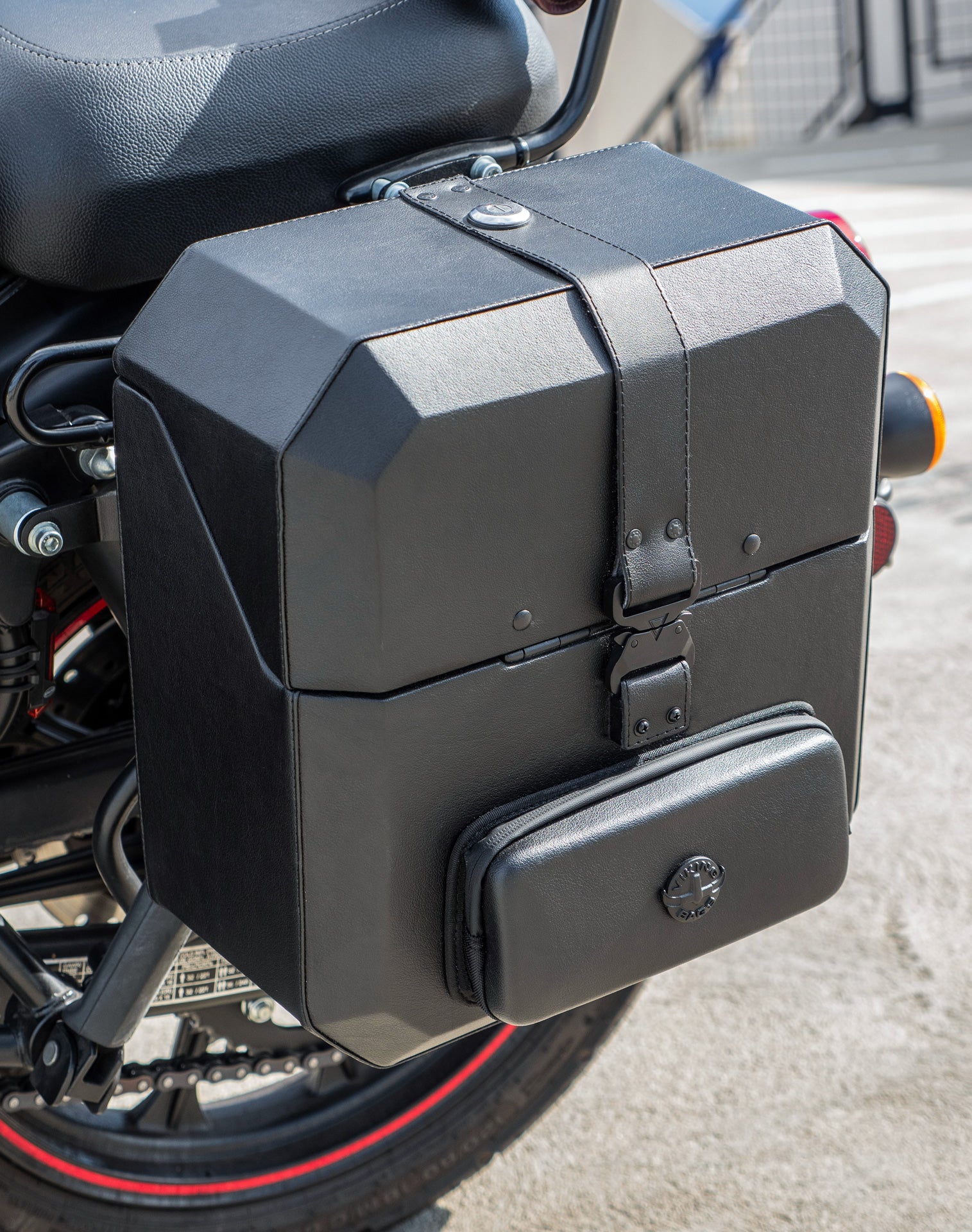 15L - Outlaw Quick Mount Medium Harley Softail Fat Boy FLFB/S Hard Solo Saddlebag (Left Only)