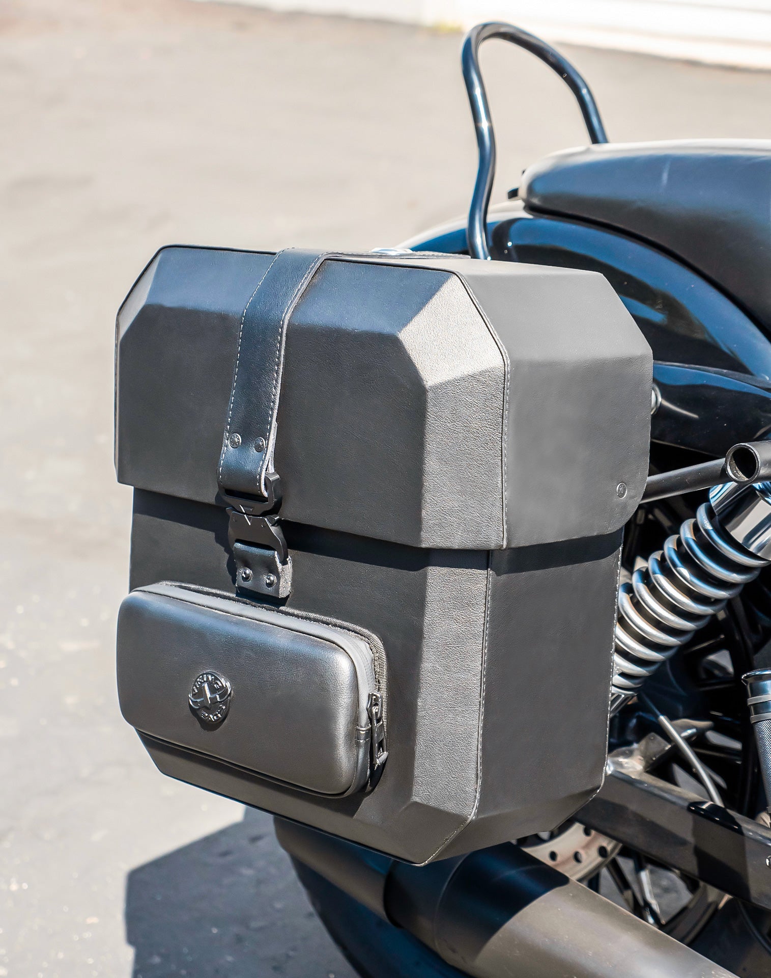 15L - Outlaw Quick Mount Medium Solo Hard Saddlebag (Right Only) for Harley Dyna Wide Glide FXDWG v2