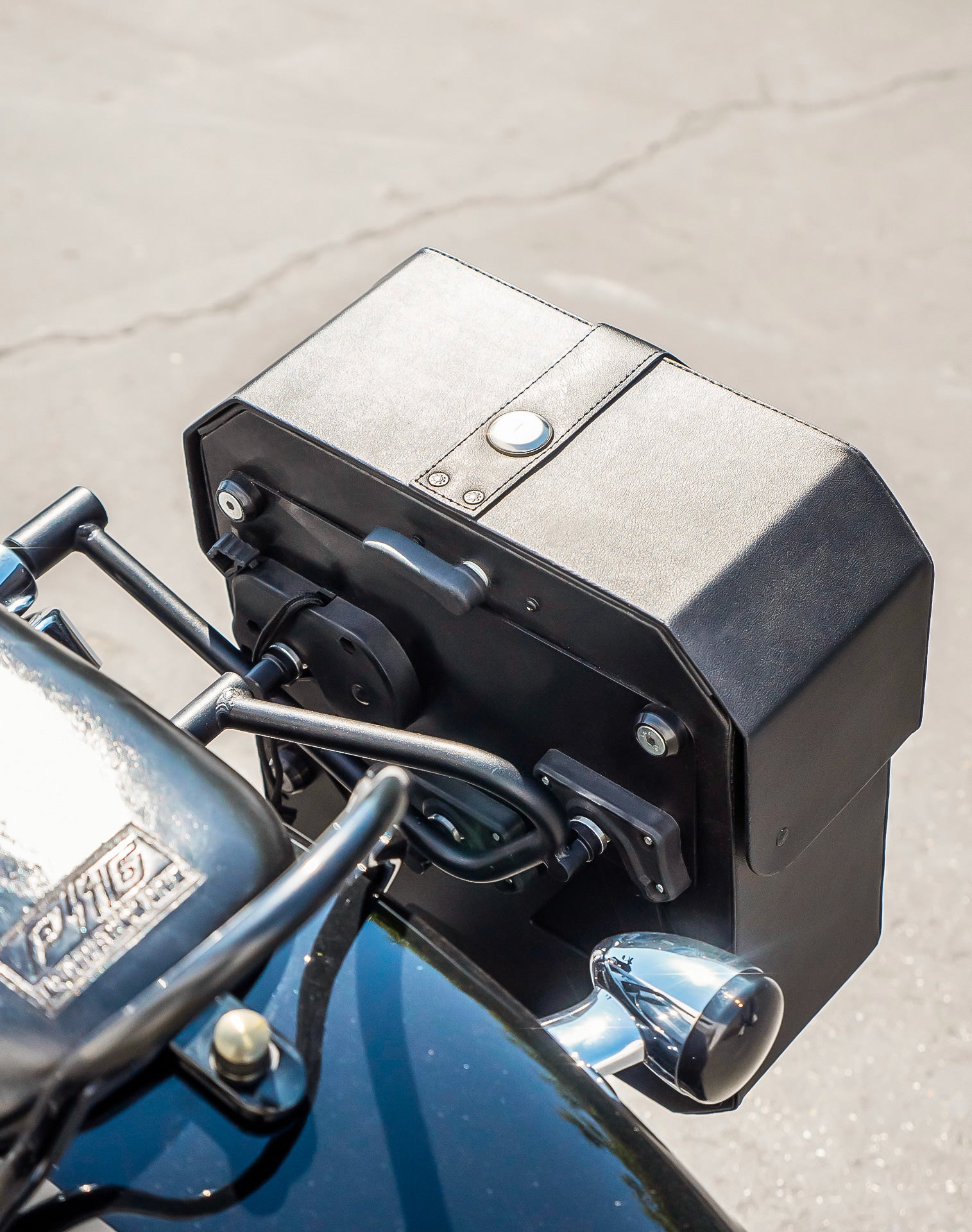 15L - Outlaw Quick Mount Medium Solo Hard Saddlebag (Right Only) for Harley Dyna Wide Glide FXDWG v3