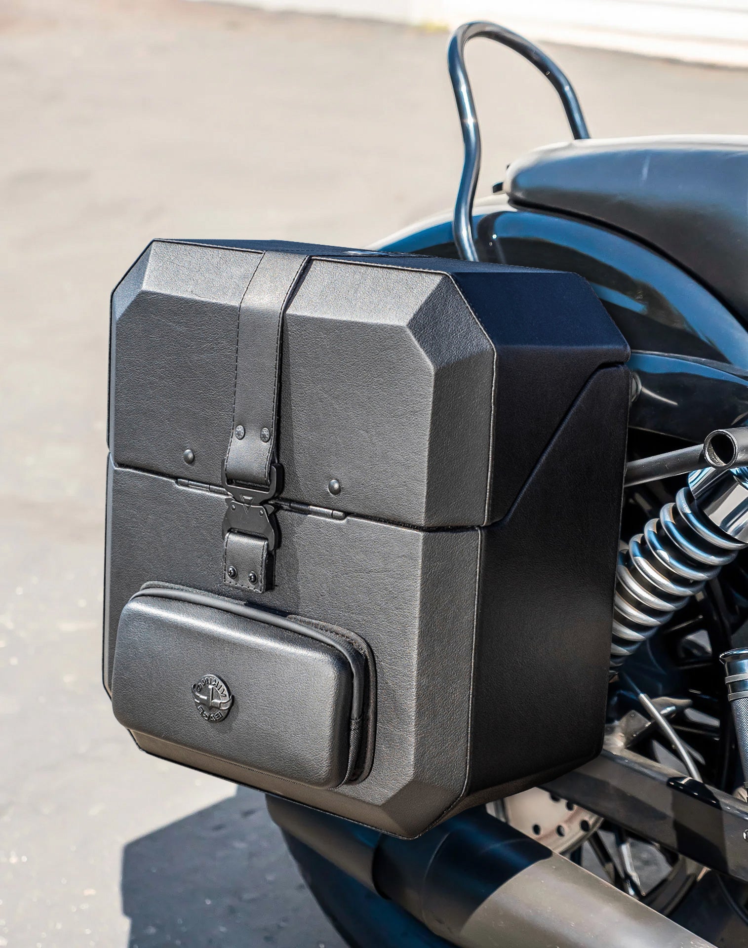 15L - Outlaw Quick Mount Medium Solo Hard Saddlebag (Right Only) for Harley Dyna Wide Glide FXDWG v2