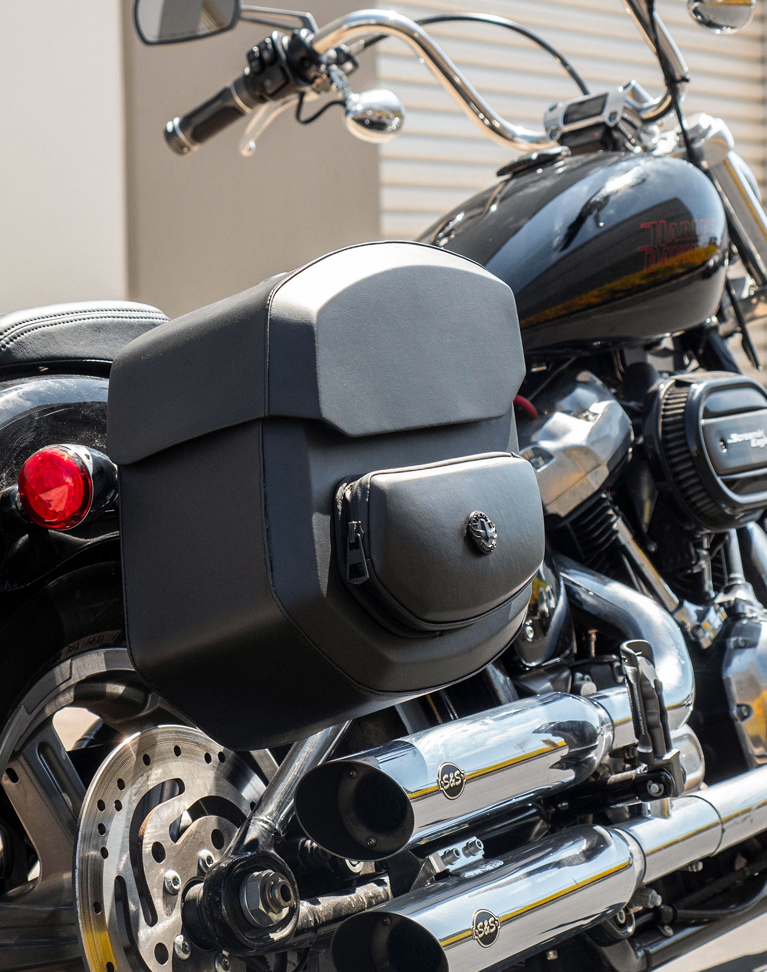 20L - Ironclad Quick-Mount Medium Harley Softail Standard FXST Hard Solo Saddlebag (Right Only) Vertical 3