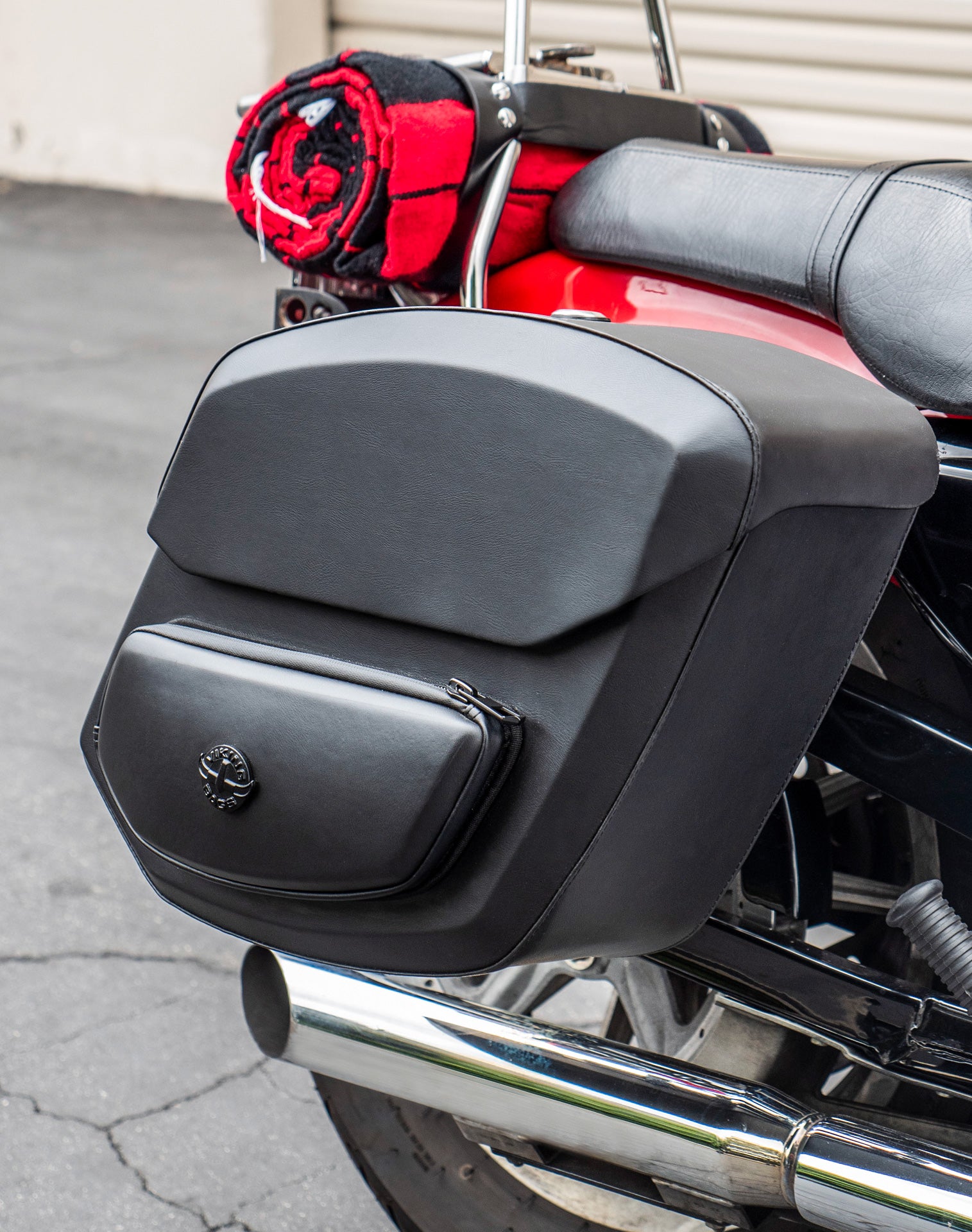 20L - Ironclad Quick-Mount Medium Hard Solo Saddlebag (Right Only) for Harley Sportster 1200 Low XL1200L