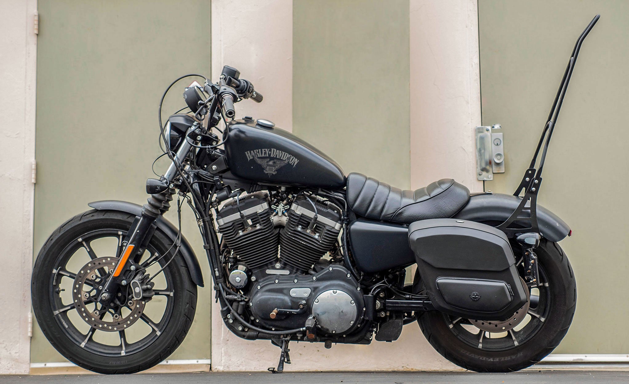 20L - Ironclad Quick Mount Medium Harley Sportster 883 Iron XL883N Hard Solo Saddlebag (Left Only) @expand