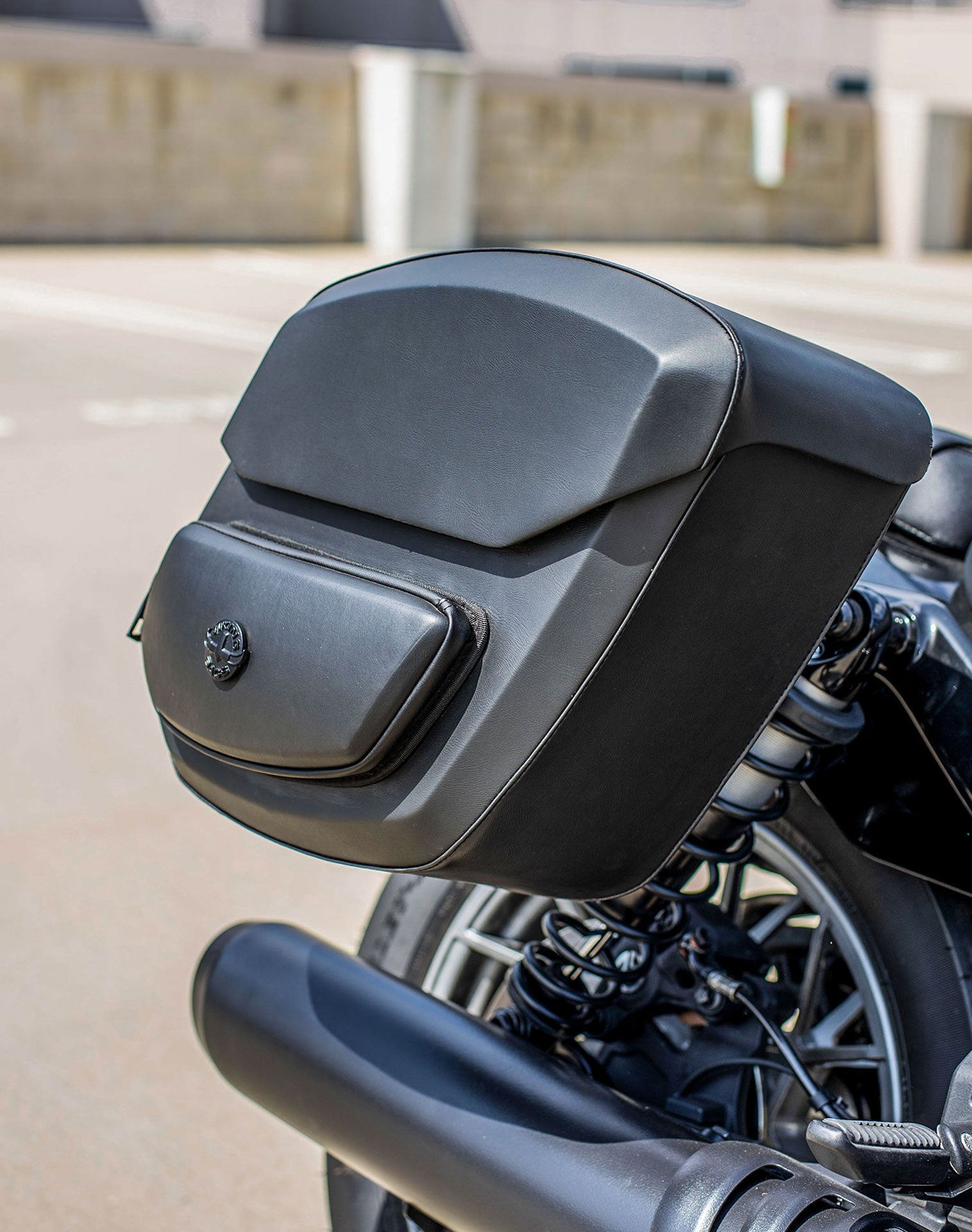 20L - Ironclad Quick-Mount Medium Harley Sportster Nightster 2024 Hard Solo Saddlebag (Right Only) 3