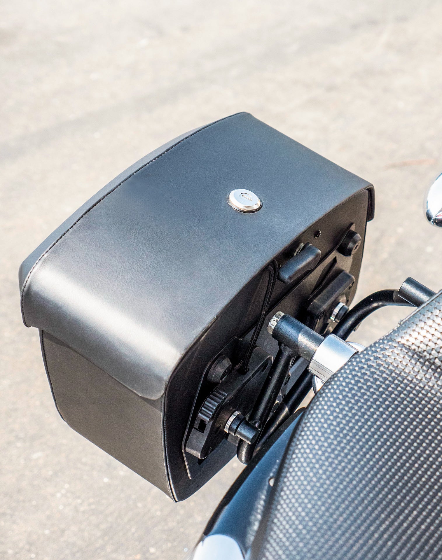 20L - Ironclad Quick Mount Medium Harley Sportster Seventy Two 72 Hard Solo Saddlebag (Right Only) v4