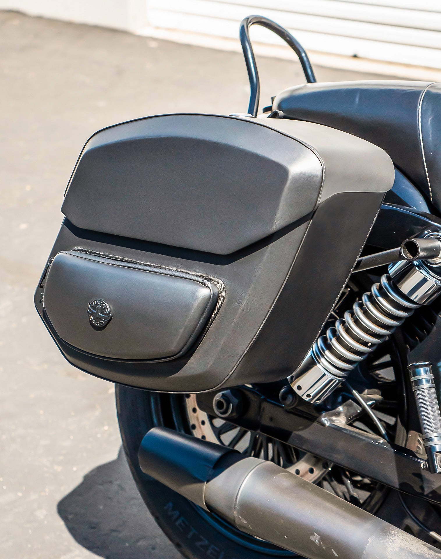 20L - Ironclad Quick Mount Medium Hard Solo Saddlebag (Right Only) for Harley Dyna Wide Glide FXDWG v2