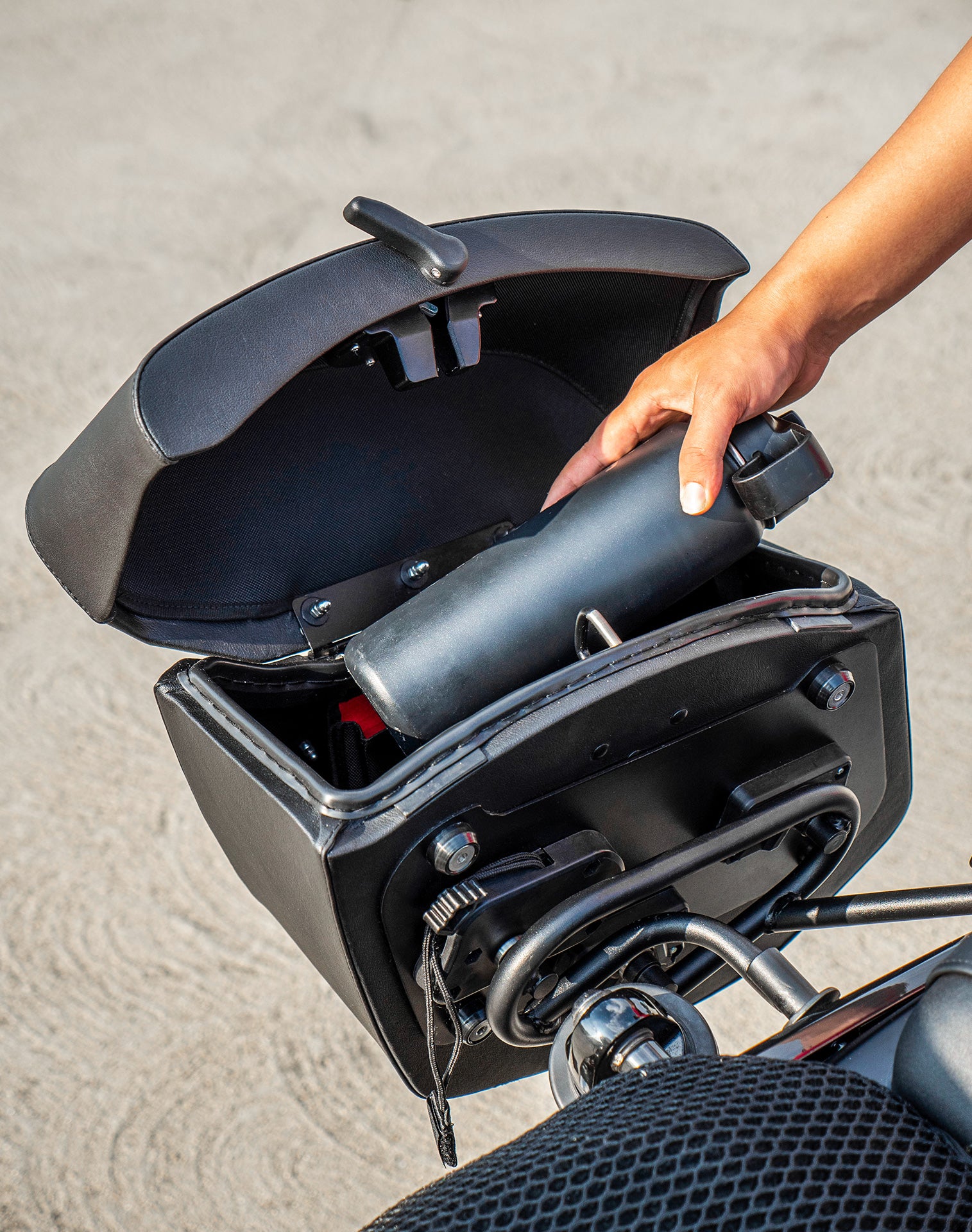 20L - Ironclad Quick Mount Medium Hard Solo Saddlebag (Right Only) for Harley Dyna Wide Glide FXDWG