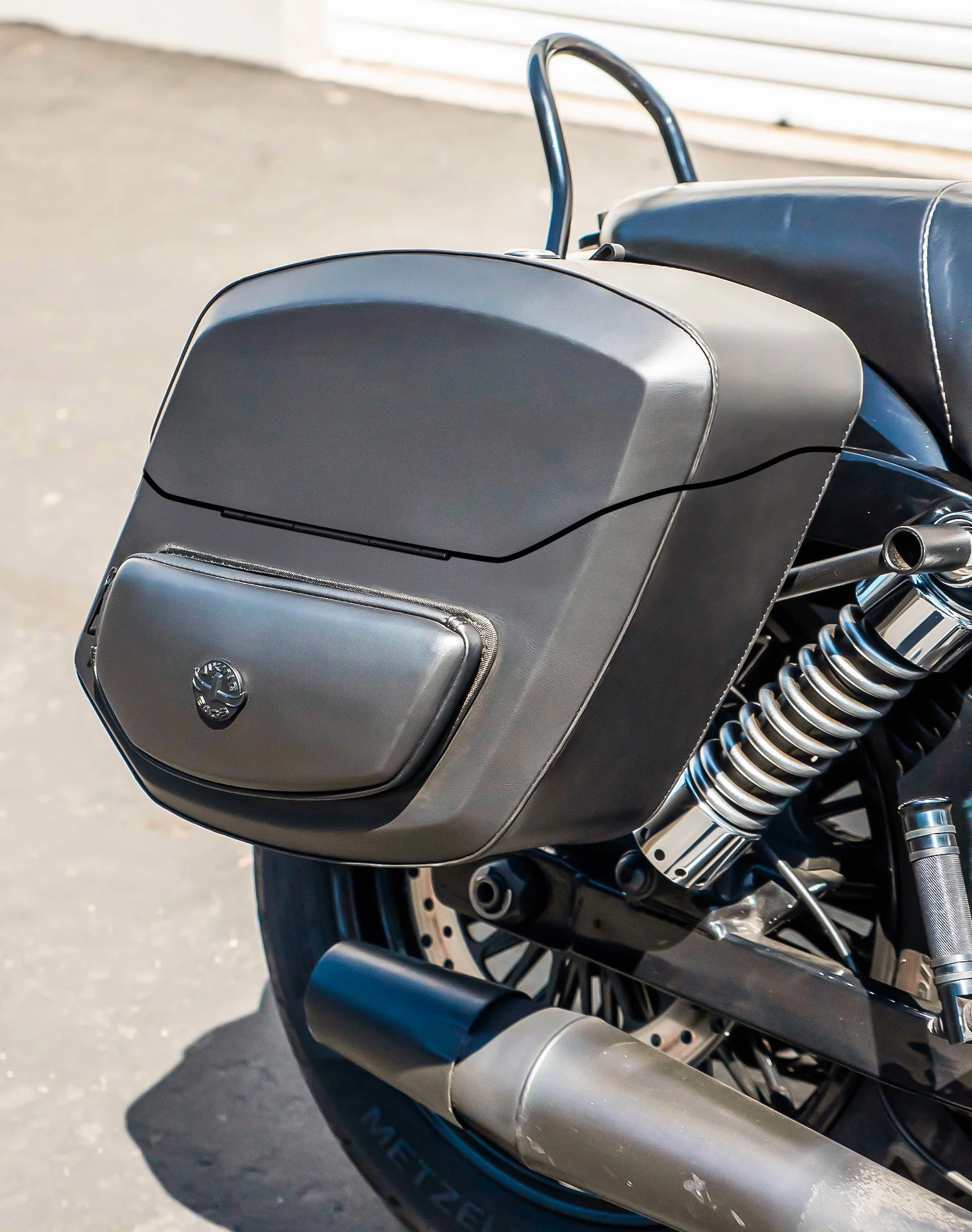 20L - Ironclad Quick Mount Medium Hard Solo Saddlebag (Right Only) for Harley Dyna Wide Glide FXDWG v3