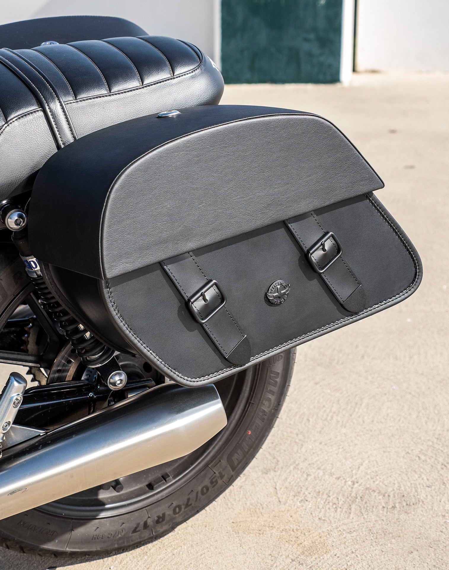 28L - Baelor Medium Quick Mount Triumph Speed Twin 900 (2022+) Motorcycle Saddlebags Vertical 2