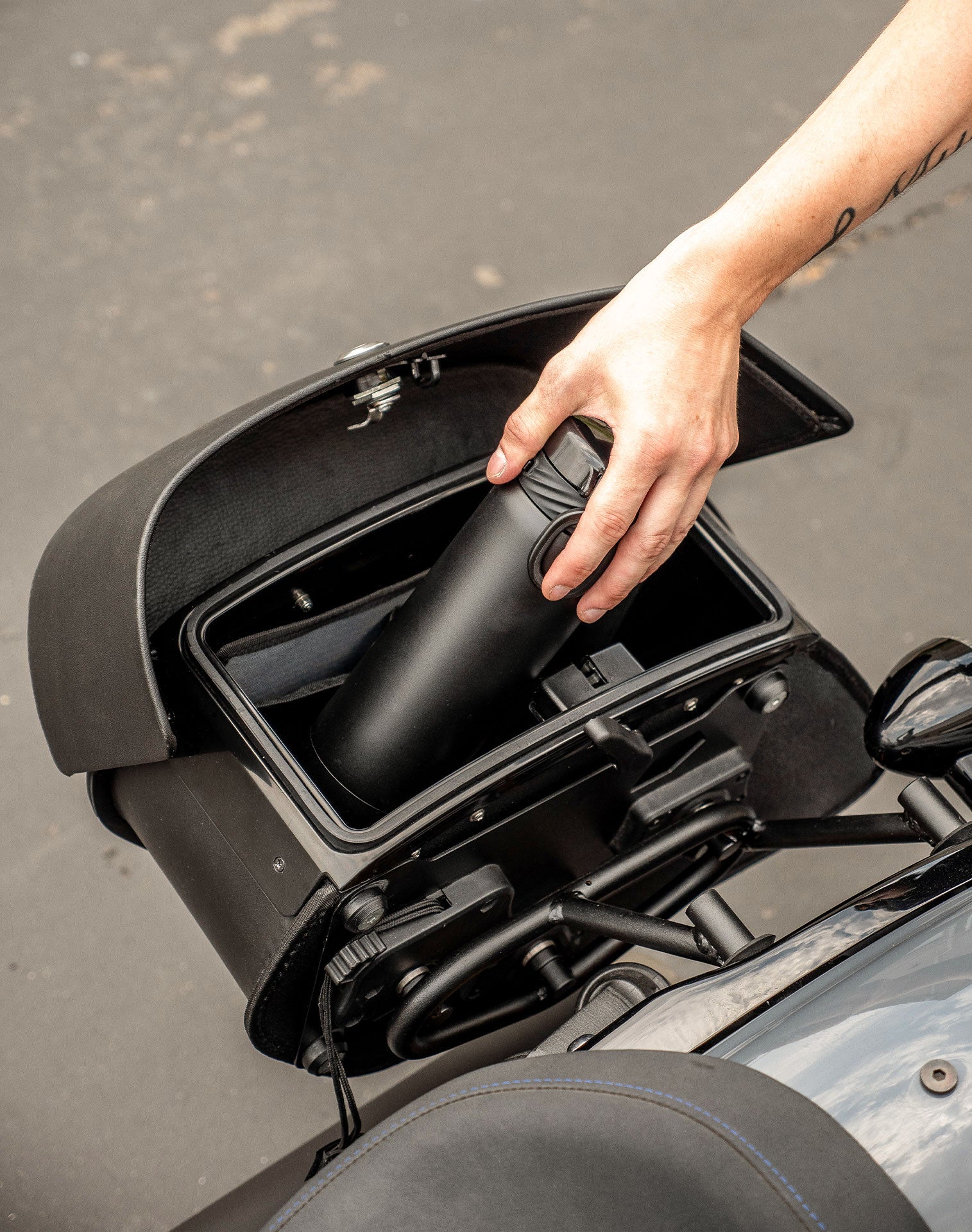 28L - Baelor Medium Quick Mount Yamaha Bolt Motorcycle Saddlebags Vertical 4