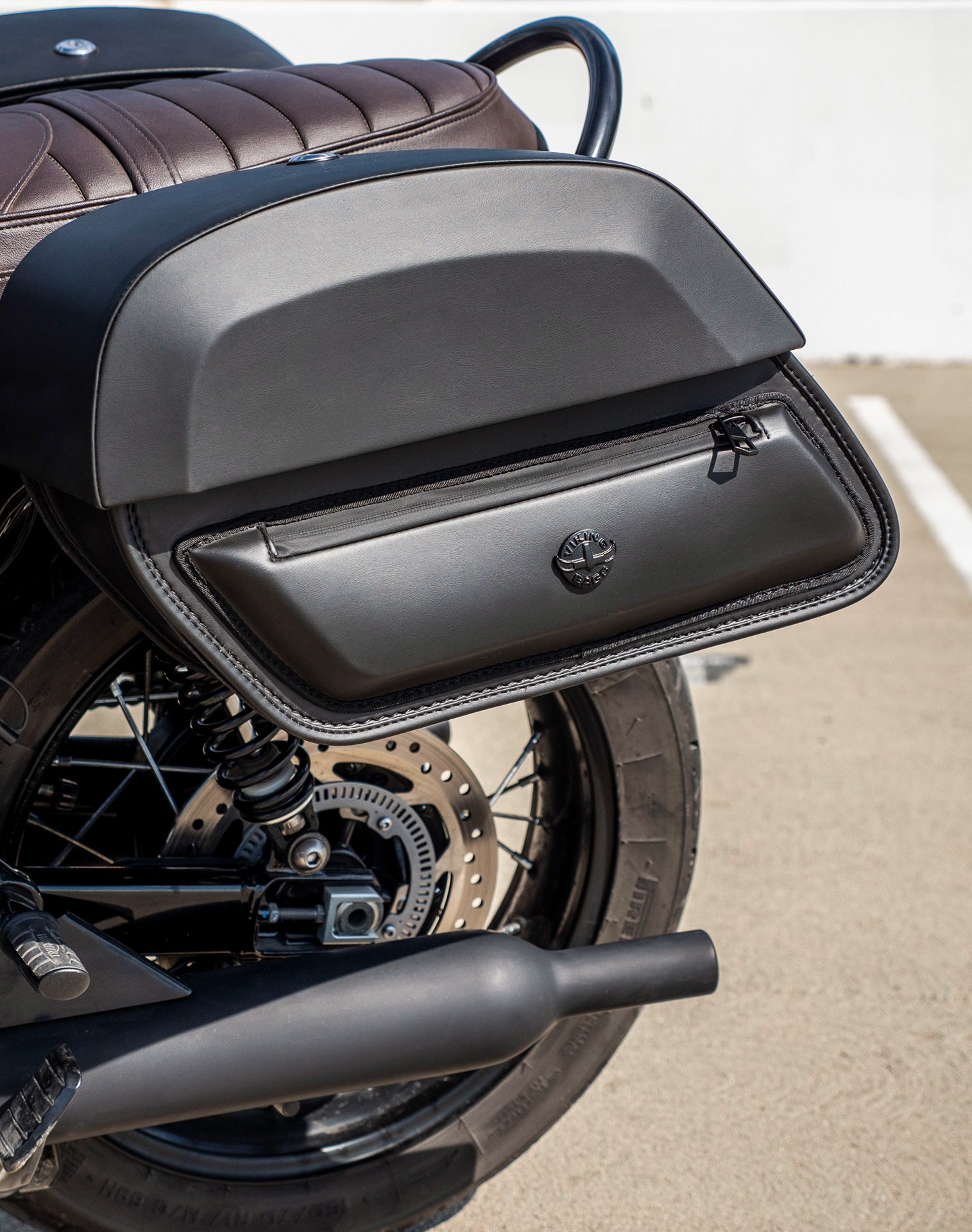 28L - Pantheon Medium Quick-Mount Triumph Bonneville T100 Motorcycle Saddlebags v3