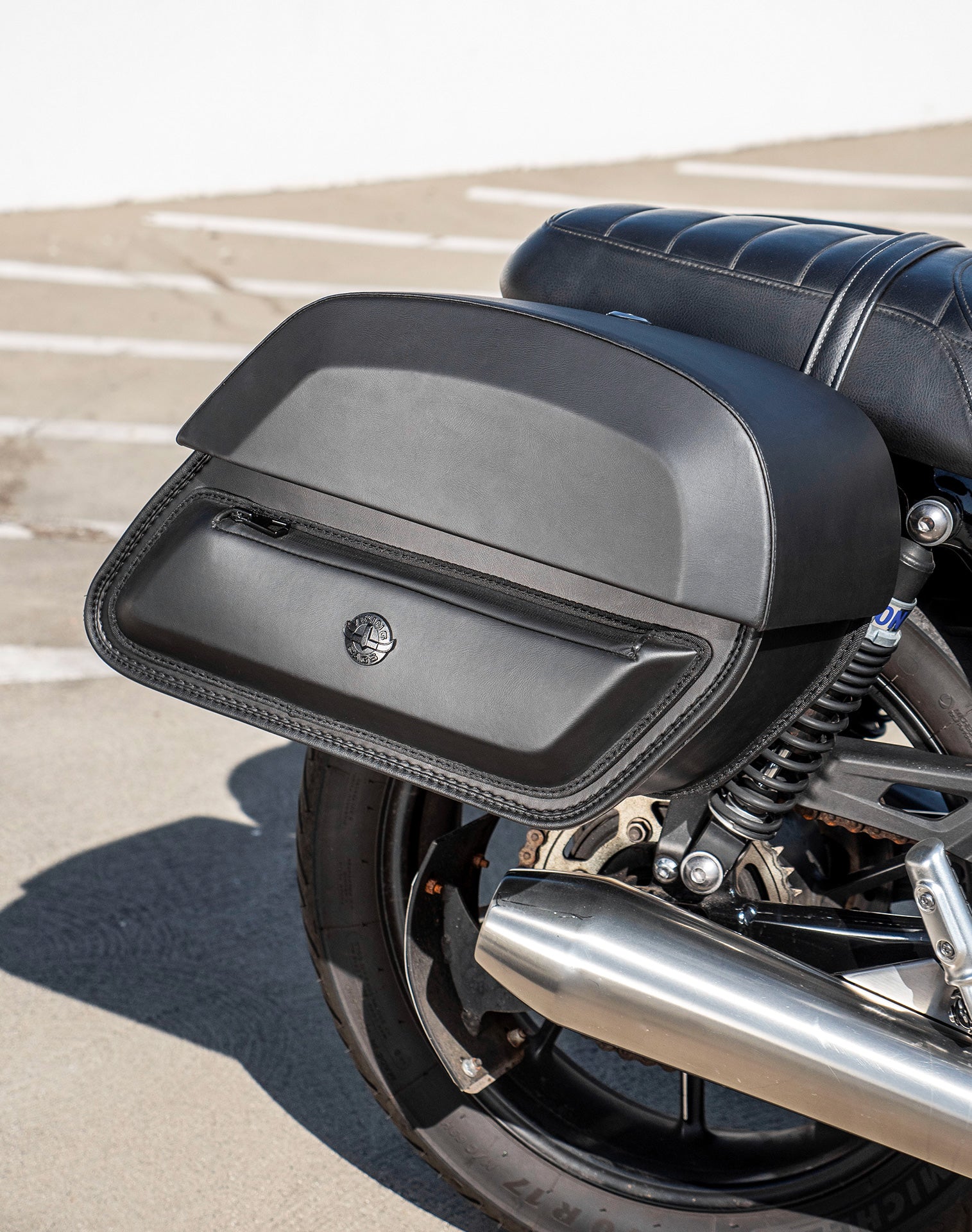 28L - Pantheon Medium Quick-Mount Triumph Speed Twin 900 (2022+) Motorcycle Saddlebags Vertical 2