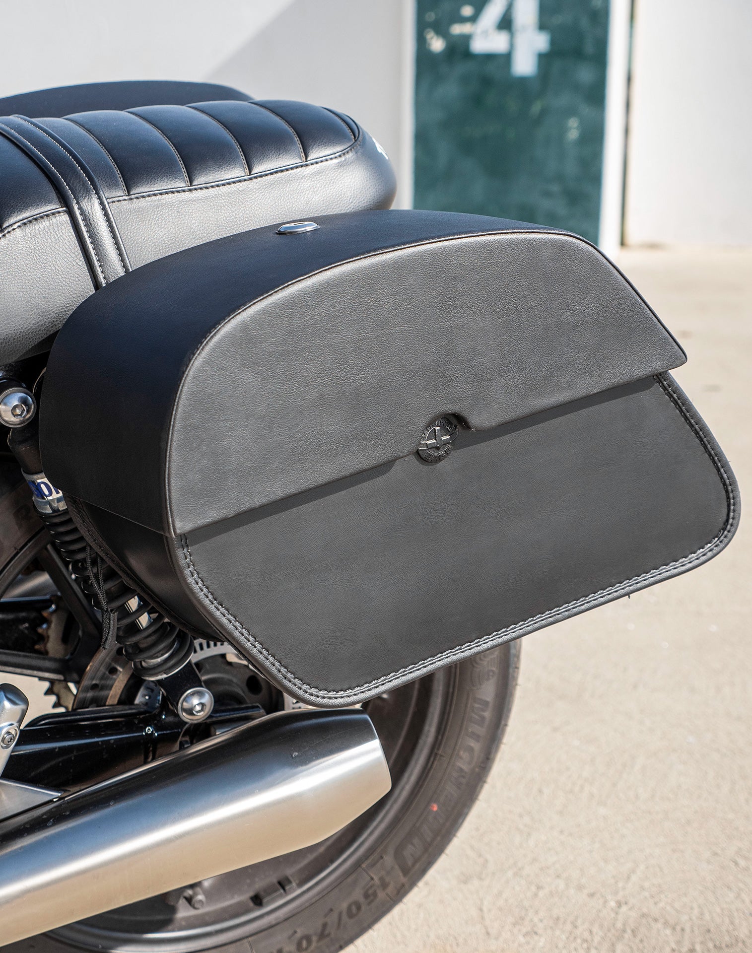 28L - Panzer Medium Quick Mount Triumph Speed Twin 900 (2022+) Leather Saddlebags Vertical 2