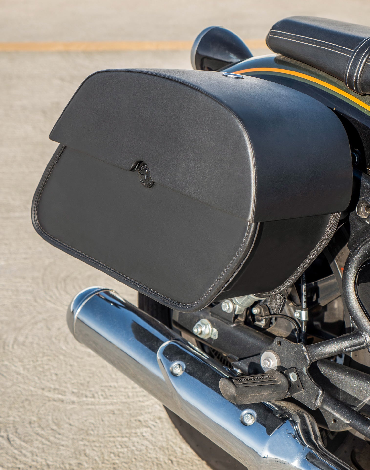 28L - Panzer Medium Quick-Mount Royal Enfield Super Meteor 650 Motorcycle Saddlebags