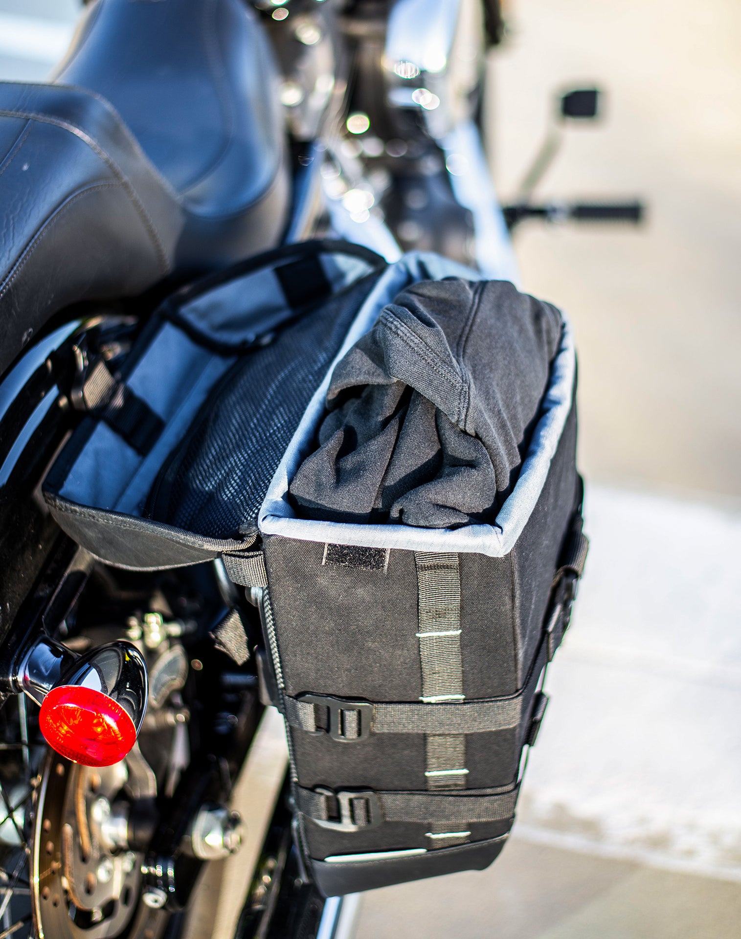 15L - Incognito Quick Mount Medium Solo Saddlebag (Right Only) for Harley Dyna Low Rider FXDL/I