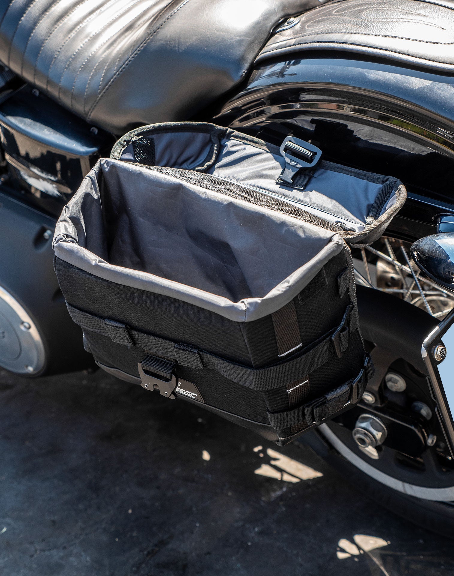 10L - Incognito Quick Mount Small Solo Saddlebag (Left Only) for Harley Davidson Dyna Street Bob FXDB/I Vertical 4