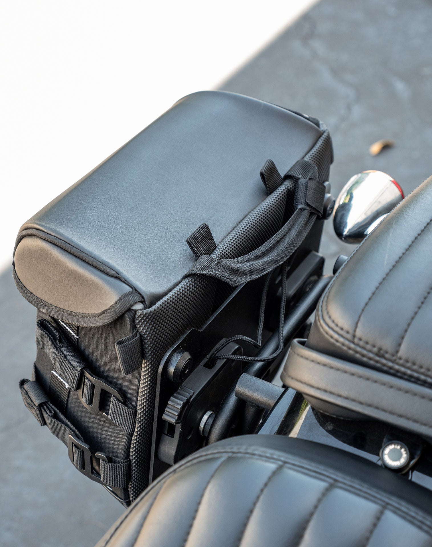 10L - Incognito Quick Mount Small Solo Motorcycle Saddlebag (Right Only) for Harley Softail Standard FXST Vertical 3